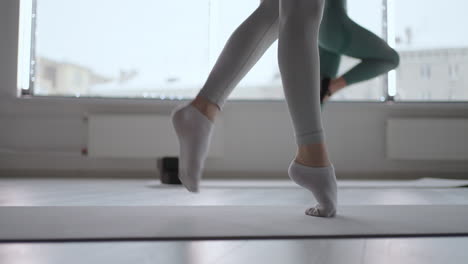 Nahaufnahme-Einer-Ballerina,-Die-Auf-Socken-Ohne-Spitzenschuhe-Läuft.-Training-Der-Füße-Von-Ballerinas-In-Zeitlupe